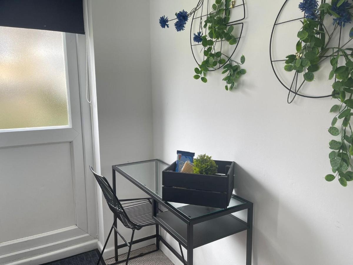 Lovely 1 Bed Home Near Hospital, With Parking & Garden Work Contractor Leisure, Sapphire Cambridge Exterior foto